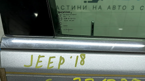 Jeep Grand Cherokee WK2 11-22 keyless front right door assembly. Triplex glass, silver PSC, dent, scratches on molding.