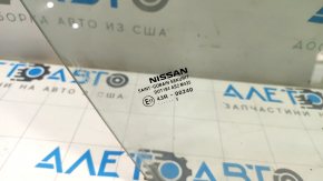 The front right door glass of a 14-17 Nissan Rogue has a broken mount and scratches.