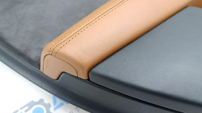 The door panel, rear left, Audi Q7 16-19, is black, the bottom is black leather, the armrest is brown leather, the insert is black Alcantara, Bose, under the curtain with a handle and overlay is black