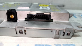 The monitor, display, and navigation of the Audi A4 B8 08-16 are worn out.