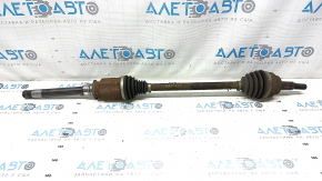 The front right half shaft of a Jeep Grand Cherokee WK2 13-22 is rusty and the outer CV joint boot is cracked.