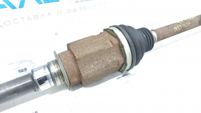 The front right half shaft of a Jeep Grand Cherokee WK2 13-22 is rusty and the outer CV joint boot is cracked.