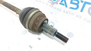 The front right half shaft of a Jeep Grand Cherokee WK2 13-22 is rusty and the outer CV joint boot is cracked.