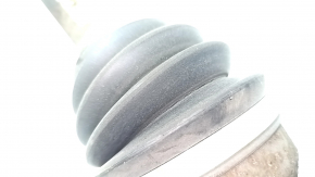 The front right half shaft of a Jeep Grand Cherokee WK2 13-22 is rusty and the outer CV joint boot is cracked.