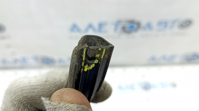 The door seal on the right sill of the Audi Q7 16-25 is torn.