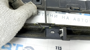 The lower grille of the front bumper of the Audi Q7 16-19 is cracked.