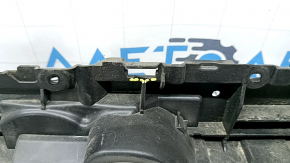 The grille frame of the Audi Q7 16-19 has broken fasteners.