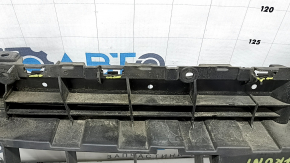 The grille frame of the Audi Q7 16-19 has broken fasteners.