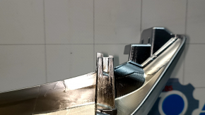 The grill molding on the bottom of the Lexus RX350 RX450h 20-22 is broken.