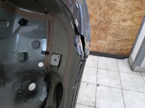 The quarter panel of the rear right wing of an Audi Q7 16-25 is sawn off, blue, the side member is dented, the filler has come off