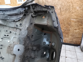The quarter panel of the rear right wing of an Audi Q7 16-25 is sawn off, blue, the side member is dented, the filler has come off