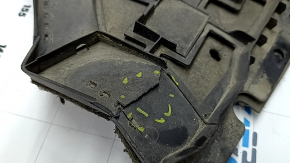 Audi Q7 16-19 rear right fender liner cracked