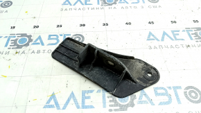 The rear left mudguard of the Toyota Prius V 12-17 is worn out.