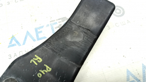 The rear left mudguard of the Toyota Prius V 12-17 is worn out.