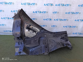 The left rear fender of the Audi Q7 16-25 has been sawed off, blue.