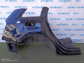 The quarter panel of the rear right wing of an Audi Q7 16-25 is sawn off, blue, the side member is dented, the filler has come off