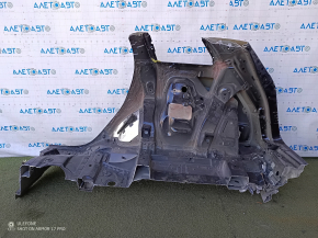 The quarter panel of the rear right wing of an Audi Q7 16-25 is sawn off, blue, the side member is dented, the filler has come off