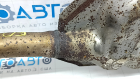 The exhaust pipe, the middle part of the Subaru Forester 17-18 SJ 2.5 automatic transmission, is rusty.