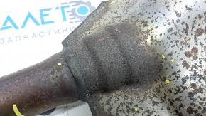 The exhaust pipe, the middle part of the Subaru Forester 17-18 SJ 2.5 automatic transmission, is rusty.