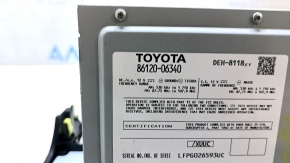 The Toyota Camry V50 12-14L's tape recorder, radio, and CD player have a broken mount.