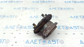 The rear left hub of a Lexus RX350 RX450h 10-15 AWD is rusty.