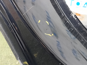 The right center pillar of a Jeep Renegade 15-23 is sawn off, with a roll, dent, and bumps.
