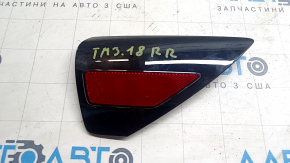 Reflector on the rear right wing of Tesla Model 3 18 - broken fastener