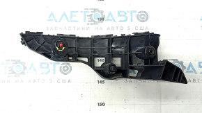 The left front bumper mount on a 2017-2019 Toyota Highlander has a broken latch.