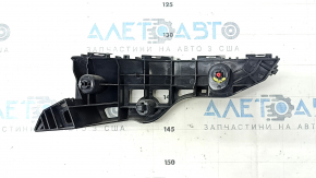 The right front bumper mount on a 2017-2019 Toyota Highlander has a broken latch.