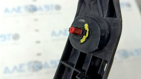 The right front bumper mount on a 2017-2019 Toyota Highlander has a broken latch.