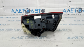 The left inner taillight of a BMW 3 F30 16-18 is light, the guide is broken, and there is a scratch.