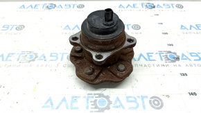 The rear left hub of a Toyota Highlander 14-19 FWD is rusty.