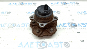 The rear right hub of a Toyota Highlander 14-19 FWD is rusty.