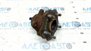 The rear right hub of a Toyota Highlander 14-19 FWD is rusty.
