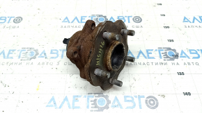 The rear left hub of a Toyota Highlander 14-19 FWD is rusty.