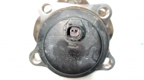 The rear left hub of a Toyota Highlander 14-19 FWD is rusty.