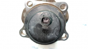 The rear right hub of a Toyota Highlander 14-19 FWD is rusty.