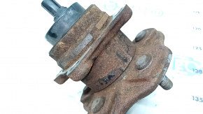 The rear right hub of a Toyota Highlander 14-19 FWD is rusty.