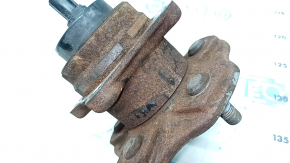The rear left hub of a Toyota Highlander 14-19 FWD is rusty.