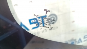 Tesla Model 3 18-inch heated windshield without seal