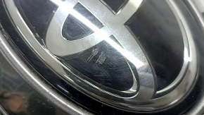 Gray Toyota Highlander grille with badge, radar-like, scratches, 17-19
