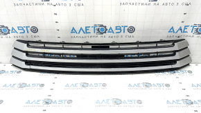 Toyota Highlander 17-19 front bumper lower grille gray with plugs, crack in the plug