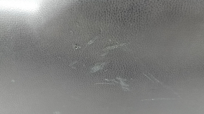 The trunk door trim of a 19-2019 Toyota Highlander is black, with plugs, scratches, and broken fasteners.