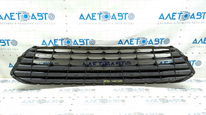 Lower grille of the front bumper of the Toyota Avalon 13-15 pre-restyling, bumps, broken chrome, cracks, non-standard holes