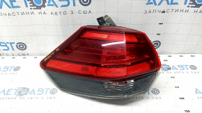 Nissan Rogue 17-20's left outer fender light is worn.