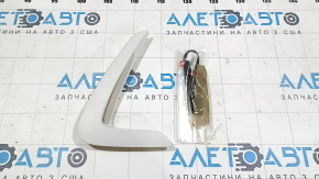 The air duct cover on the right fender of a BMW 4 F32/33/36 14-16 is broken.