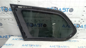 Nissan Pathfinder 13-20 rear right window with scratches on the glass.