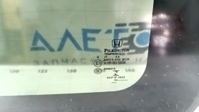 The hatch glass of the Honda CRV 17-22 has a torn seal.