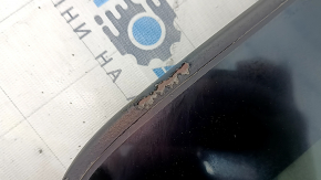 The hatch glass of the Honda CRV 17-22 has a torn seal.