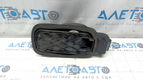 The fuel filler flap housing of the Audi A4 B9 17-25 has broken fasteners.